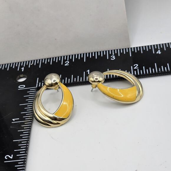 Yellow Loop Hoop Earrings Pierced Enameled Ribbed Gold Tone 80s Vibe Retro Style - Picture 7 of 7